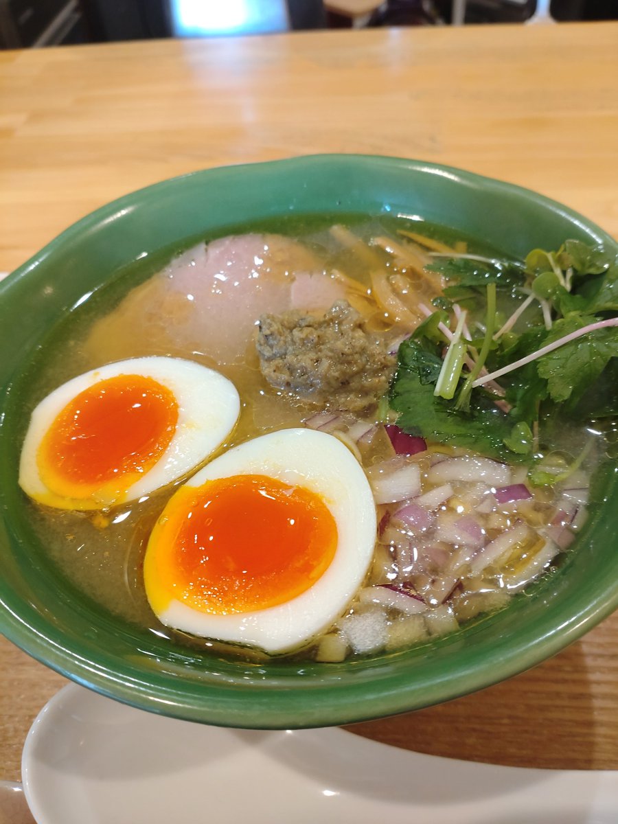gingaeiyoudense's tweet image. ramen＆coffee spring's  #springs

1日5食限定
①地鶏と貝のコンソメ 味玉

1口目は非常にあっさりしたコンソメスープだが貝ペーストを溶かすと一変
貝の旨味が溶け出し味わい深く美味し💯💯
お茶漬けにして食べたいけど今日は我慢の子🍴🙏🏻
