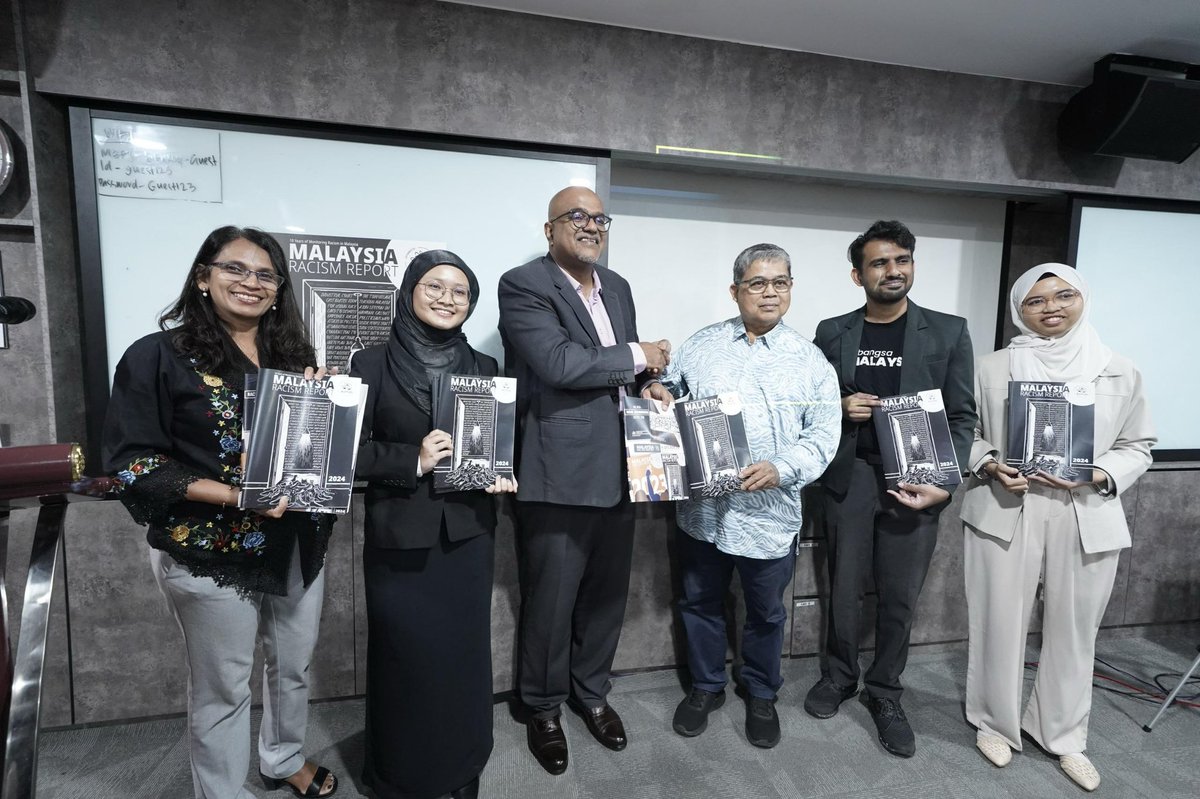 AaronAgoDagang's tweet photo. Pelancaran Laporan Rasisme Malaysia 2024 di Perpustakaan Komuniti Petaling Jaya telah diadakan pagi tadi bersempena dengan Hari Antarabangsa Penghapusan Diskriminasi Perkauman. 

Sebagai sebuah negara yang kaya dengan kepelbagaian agama, bangsa dan budaya, Malaysia sentiasa menitikberatkan nilai perpaduan, keharmonian, dan saling menghormati.