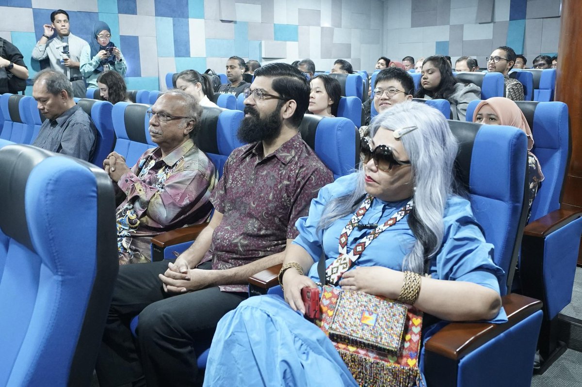 AaronAgoDagang's tweet photo. Namun, kita tidak boleh menafikan bahawa cabaran masih wujud. Diskriminasi perkauman dalam apa jua bentuknya yang boleh merosakkan ikatan yang telah kita bina sekian lama. Oleh itu, adalah menjadi tanggungjawab kita bersama untuk memastikan bahawa prinsip integrasi nasional iaitu Faham, Hormat dan Terima terus diamalkan dalam setiap aspek kehidupan.

Tanggungjawab kita semua untuk memastikan generasi akan datang mewarisi negara yang bebas daripada segala bentuk diskriminasi! 

#AAD
#MalaysiaMADANI 
#KembaraPerpaduan 
#HarmoniMADANI