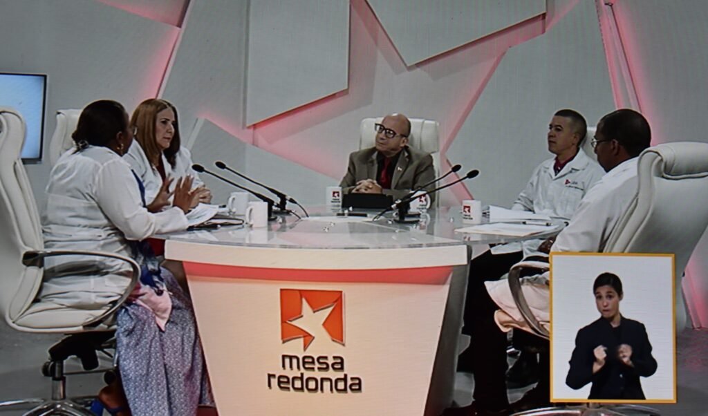 Dünya'da Küba: Tıbbi iş birliğinde hümanizm ve dayanışma hikayeleri

Merkezi Tıbbi İşbirliği Birimi (UCCM) Direktörü Dr. Michael Cabrera Laza,  "Uluslararası tıbbi işbirliğinin temsil ettiği muazzam hümanizm ve sevgi emeğini anlamak için tıbbi işbirliğinin tarihini gözden