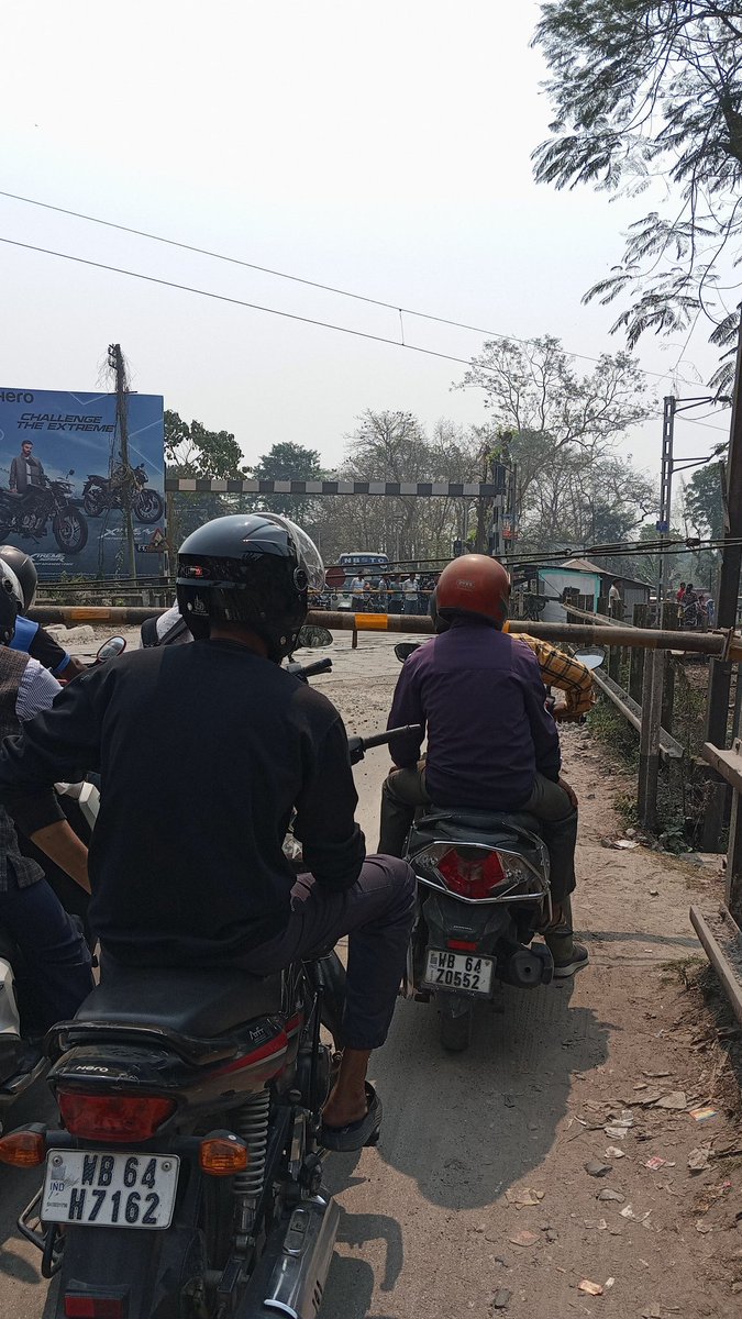 Ghughumu railgate on Dinhata Cooch Behar road is closed for 15 min. No update <a href="/RailwaySeva/">RailwaySeva</a> New Cooch Behar