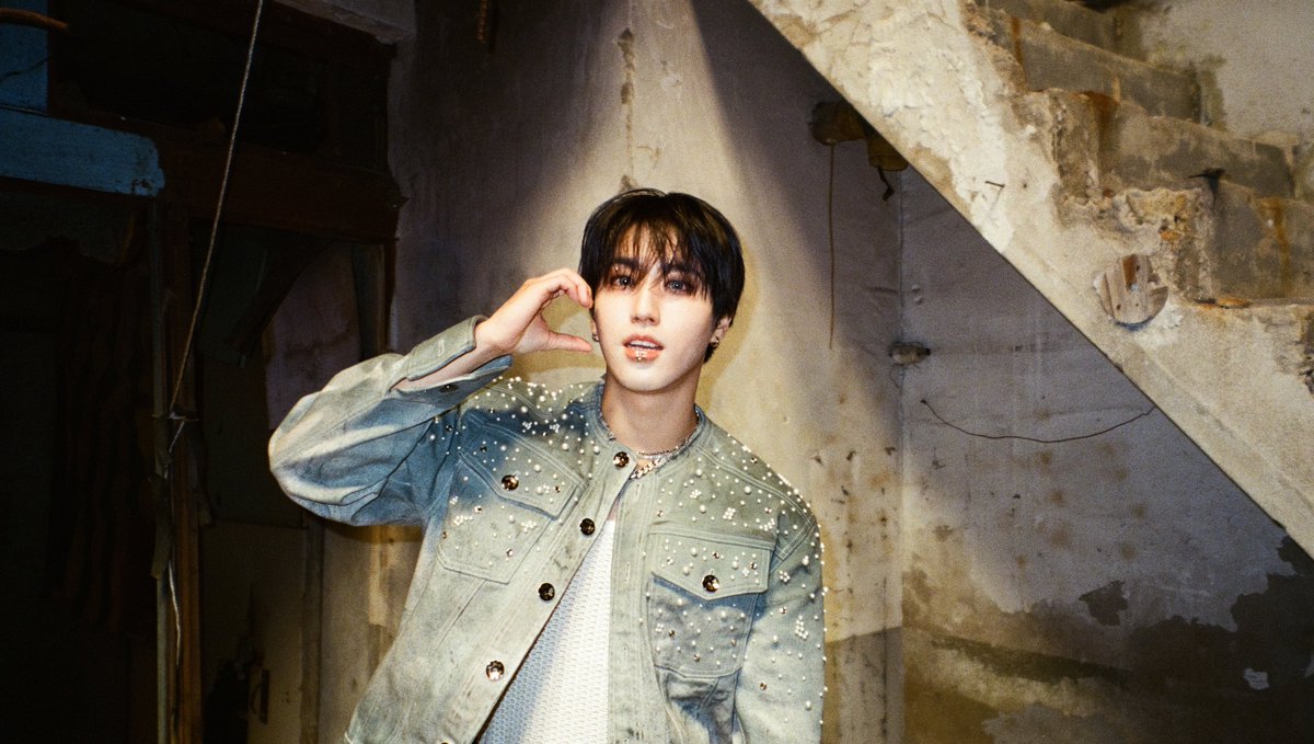 Stray_Kids's tweet photo. "Truman" 🎞️ 

💎 https://t.co/Dzr2BpruQp
💎 https://t.co/cREf8EKxbs 
💎 https://t.co/lkQgxpBLjE

Listen to "Mixtape : dominATE" now🦷
https://t.co/A1xpAX7kg8   

#StrayKids #스트레이키즈 
#한 #HAN 
#필릭스 #Felix 
#Mixtape_dominATE 
#Truman
#YouMakeStrayKidsStay https://t.co/YXoQd7Dq9z