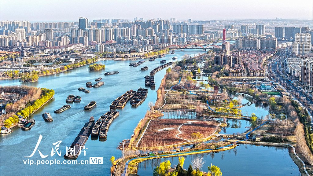 PDChinaLife's tweet photo. The Grand Canal bustles with ships carrying agricultural supplies such as fertilizers and seeds in Suqian, east China's Jiangsu Province. With a history spanning over 2,500 years, the Grand Canal, linking Beijing and Hangzhou in east China’s Zhejiang Province, remains a vital transportation artery today.