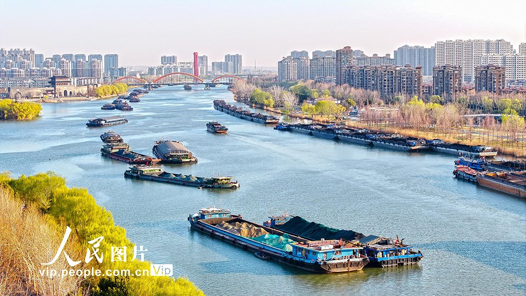 PDChinaLife's tweet photo. The Grand Canal bustles with ships carrying agricultural supplies such as fertilizers and seeds in Suqian, east China's Jiangsu Province. With a history spanning over 2,500 years, the Grand Canal, linking Beijing and Hangzhou in east China’s Zhejiang Province, remains a vital transportation artery today.