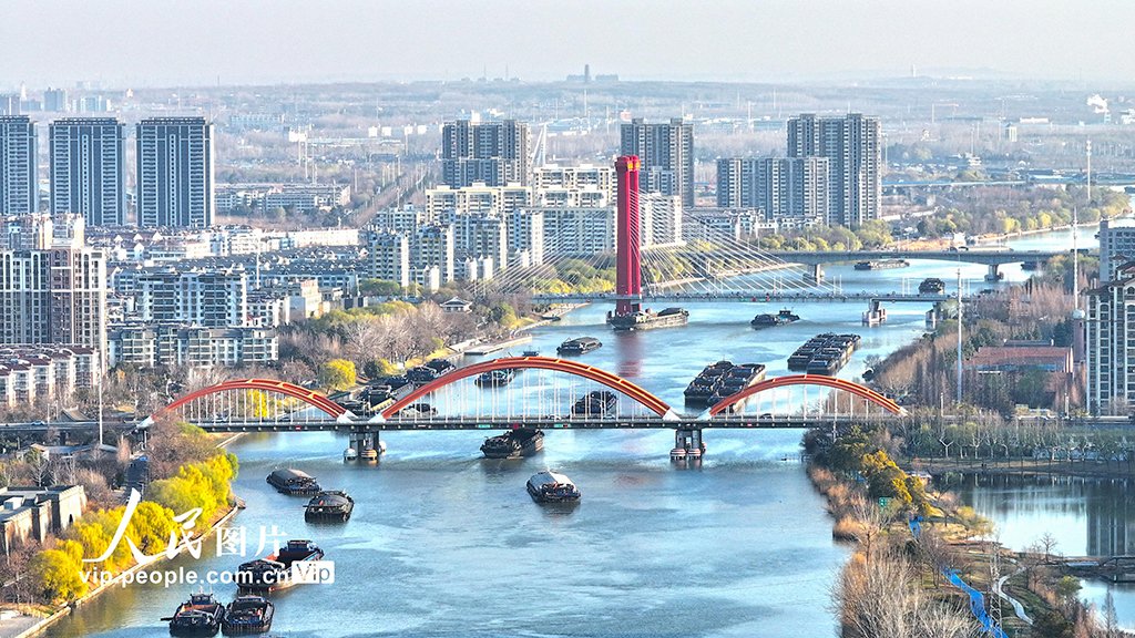 PDChinaLife's tweet photo. The Grand Canal bustles with ships carrying agricultural supplies such as fertilizers and seeds in Suqian, east China's Jiangsu Province. With a history spanning over 2,500 years, the Grand Canal, linking Beijing and Hangzhou in east China’s Zhejiang Province, remains a vital transportation artery today.