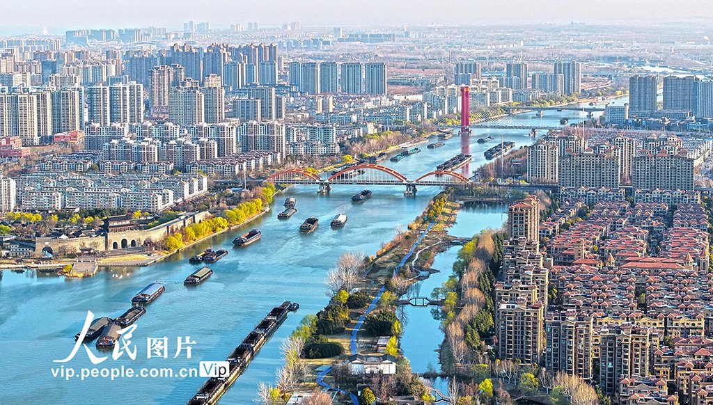PDChinaLife's tweet photo. The Grand Canal bustles with ships carrying agricultural supplies such as fertilizers and seeds in Suqian, east China's Jiangsu Province. With a history spanning over 2,500 years, the Grand Canal, linking Beijing and Hangzhou in east China’s Zhejiang Province, remains a vital transportation artery today.
