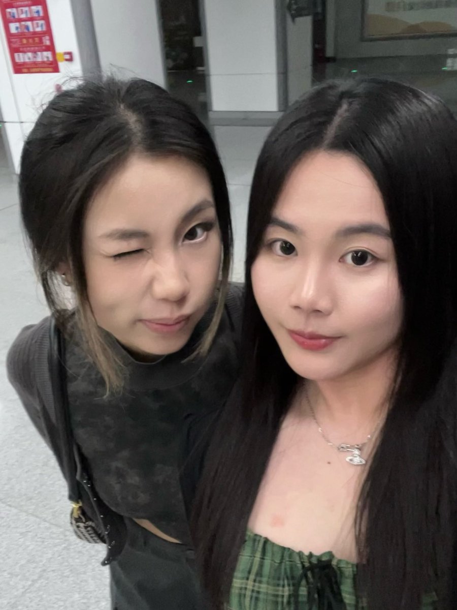 WuViiiii's tweet photo. 🥂 https://t.co/Yrt7L5FQ0t
