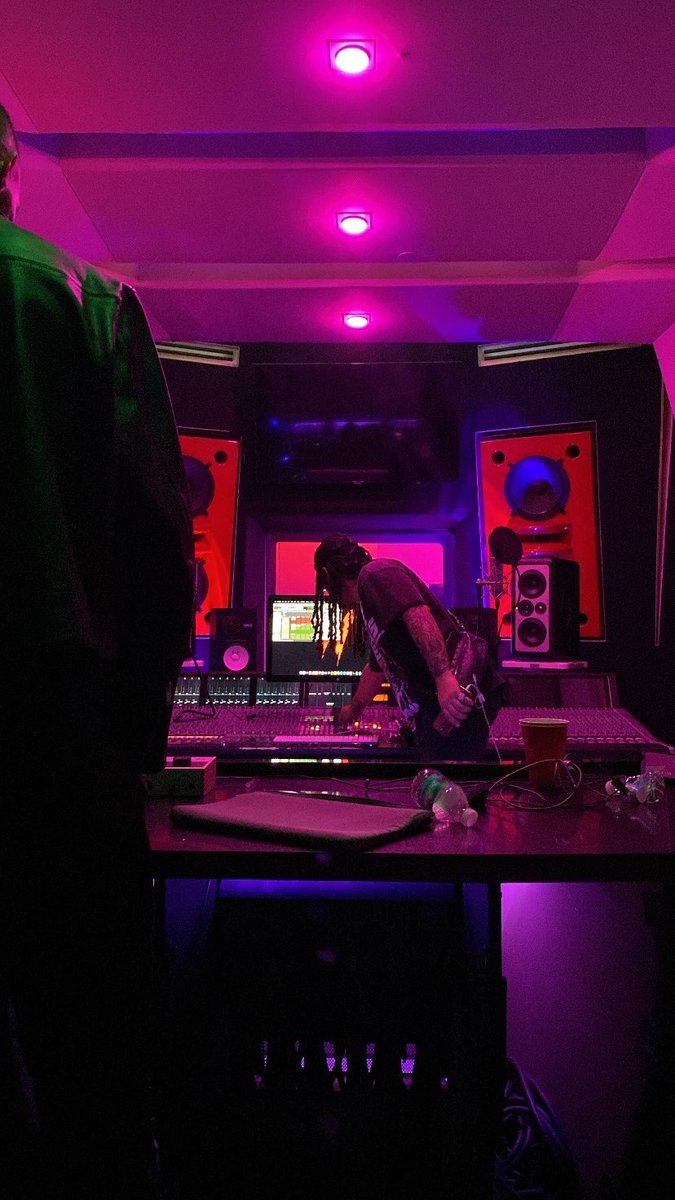 flikzer♱ tweet media