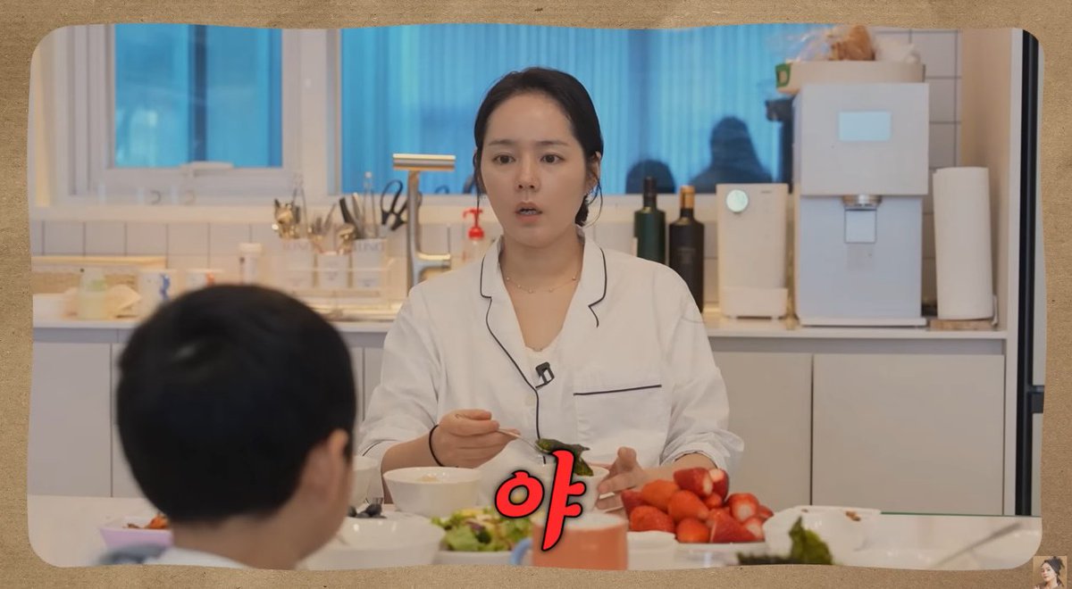 imbcenews's tweet image. 한가인, 子 밥투정에 밥상머리 교육 제대로 "먹지마" [소셜in]
#한가인 #HanGain #아들 #밥투정 #교육 
#자유부인한가인 #유튜브 #iMBC연예 

한가인 아들이 "이상한 냄새가 난다"며 밥투정을 하자, 한가인은 단호한 목소리로 "야, 먹기 싫으면 먹지 마", "조용히 하고 빨리 먹어"라고 얘기했다.

또