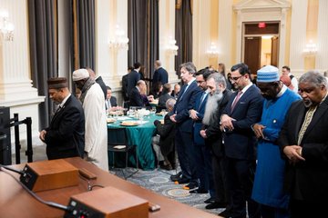DaarNews's tweet photo. Highly praised and appreciated by Islamic religious leaders: The #MuslimWorldLeague brings together religious and political leaders for its first-ever Ramadan Iftar at the #USCongress
#daar_news #دار_نیوز #usmuslims https://t.co/SFaZ54v2sw