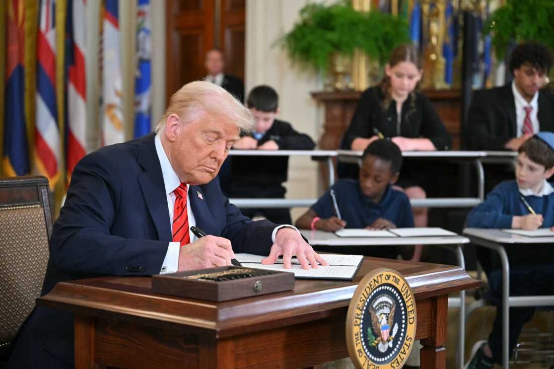 Trumpova administracija je ukinula američko Ministarstvo obrazovanja, a ljevičarski hrvatski mediji već divljaju s dezinformacijama, tvrdeći da će to uništiti obrazovni sustav i ostaviti siromašne bez škola. Ali evo što vam ne govore.

1️⃣ Američke savezne države su ogromne i