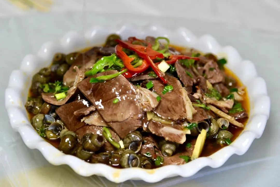 DiscoverHongze's tweet photo. 【Flavors of Hongze】Taste spring with Huangji lamb and #Jiangba snails! 🍲✨ A bold clash of land and water, this dish blends rich flavors into a unique, unforgettable experience. A must-try this season! 🥢
#SpringCuisine #Hongze https://t.co/UbuOzx2Mbc