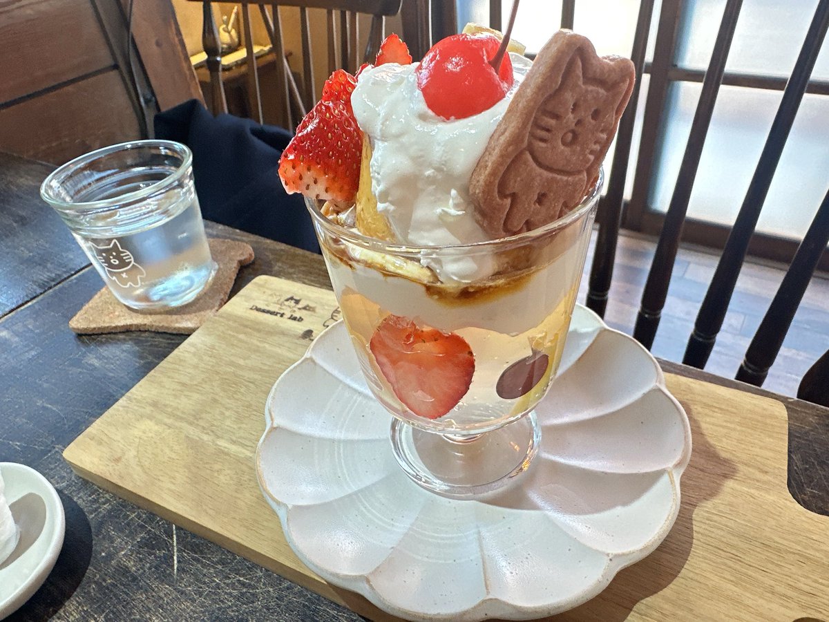 t_tomo_oita's tweet photo. 今日は錦糸町を散策〜
Dessert labさん
1階が焼菓子のお店、2階がカフェ
くま🐻が可愛い💕アイスカフェオレ
レトロプリンパフェ🍮
鐘を鳴らして🔔スタッフを呼ぶのも可愛かった💕
#Dessertlab
#錦糸町 https://t.co/dLg7NjLYht