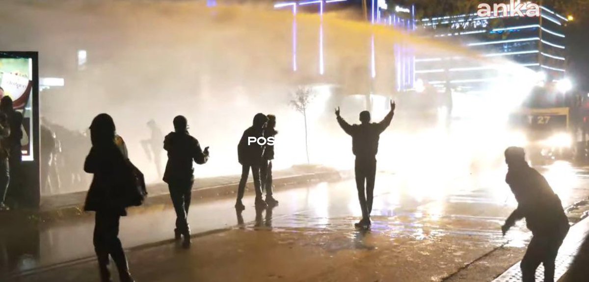 Gençler bilmez biber gazından yanan gözleri sadece talcid veya rennie mide ilaçları karıştırılan su geçirir. Normal su, limon falan hiçbir işe yaramaz. 
Kuşaktan kuşağa aktarmak zorunda bırakıldığımız mirasımız!
#ODTÜDireniyor #odtü #Saraçhane #SONDAKİKA #hükümetistifa