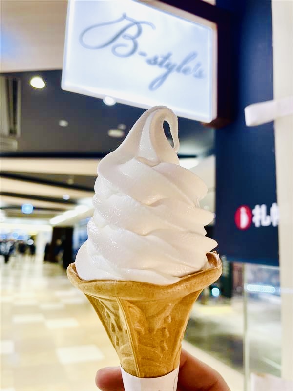 hap_chitose's tweet photo. B-style'sの「びえい産ジャージー牛のソフトクリーム」   超ミルキーめっちゃおいしい😋食べた瞬間、まるで牧場🐄にいるかの様な涼やかな風が吹き込んできた🤩お肉と一緒に食べて甘じょっぱい至福の時間で更なる幸せな味覚体験へ   ＃CTSソフト・アイスクリーム総選挙2025　＃Bstyles　＃新千歳空港 https://t.co/BokeNSk5Dx
