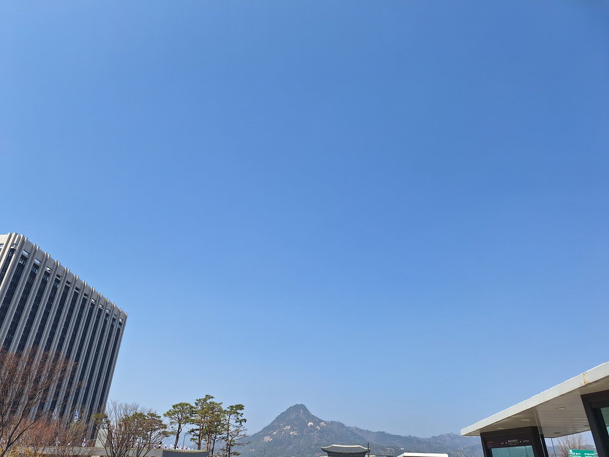 날이 좋다못해 너무나 덥다. 그가 너무 밉고 그는 너무 나쁘고 나는 가치없음을 느낀다 그에게서 다만, 나는 그가 좋다 그가 밉지만 좋다 나년 븅신같은년