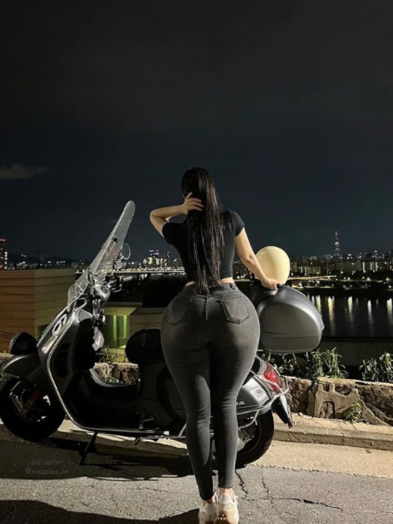 有想让姐姐骑摩托带你兜风的吗，赞里抽2个线下带你嗨~ #大奶子 #蜜桃臀 https://t.co/pMWWSksDBa