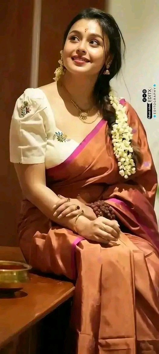 Mith: Me wearing saree eapdi iruken da

Me~indha saree la ponna vida nee than di alaga iruka

Mith~Ayo poda nee ipdi solrapo enaku romba happy aa iruku..cd aa marunadhuku ippo dhan sandosha padren😍

Me: paalgova mari vellaya irukaye inime nethan d enn gf chellam

Mith: chi poda