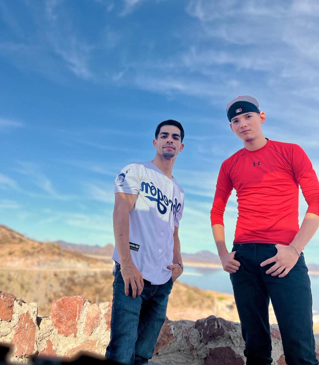 guaposobson's tweet photo. Como los vez a estos dos guapos, con cual te quedas? #Guaposobson https://t.co/ls0gg8IVvA
