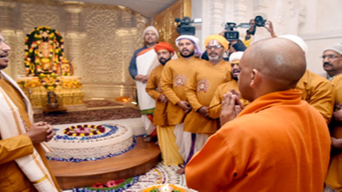 मुख्यमंत्री योगी आदित्यनाथ को रामनगरी पहुंचे। उन्होंने हनुमानगढ़ी में  में हाजिरी लगाई, इसके बाद मुख्यमंत्री ने श्रीरामलला के चरणों में भी प्रणाम निवेदित किया #Ayodhya #UPCM #YogiAdityanathji #Ramlala #Gauravshalibharat 

gauravshalibharat.com/chief-minister…