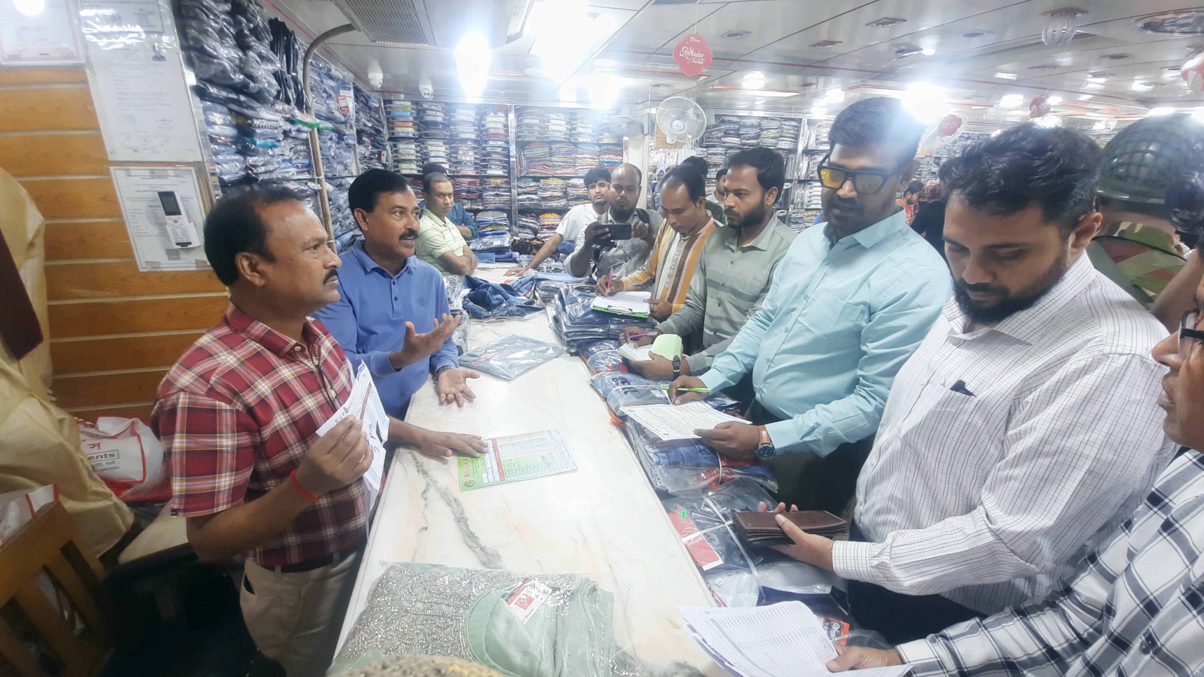 নওগাঁ দুই পোশাকের দোকানে জরিমানা