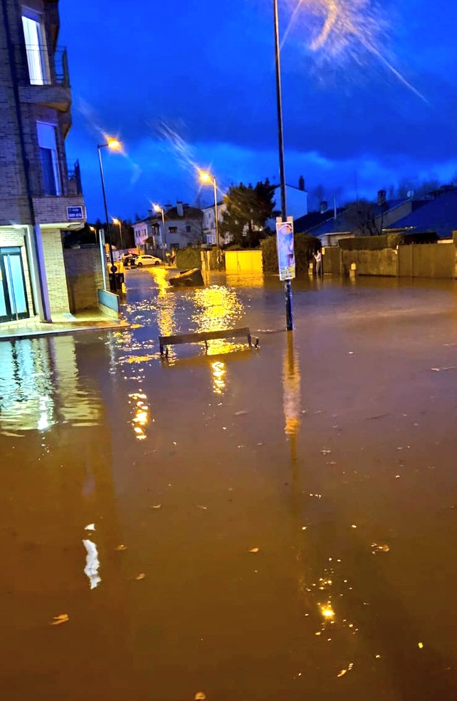 Meteoavila2's tweet photo. ⏰ 07:00h 📢 Actualización 
‼️ Crecida muy importante (por no decir histórica) del Río #Adaja a su paso por la ciudad de #Ávila.
⚠️ Inundada la zona de la Calle Padilla, Obispo Acuña, Plaza Toros.
🚨 Se está pidiendo sacar los coches de los garajes, sigan las instrucciones de los servicios de emergencia y extremen las precauciones