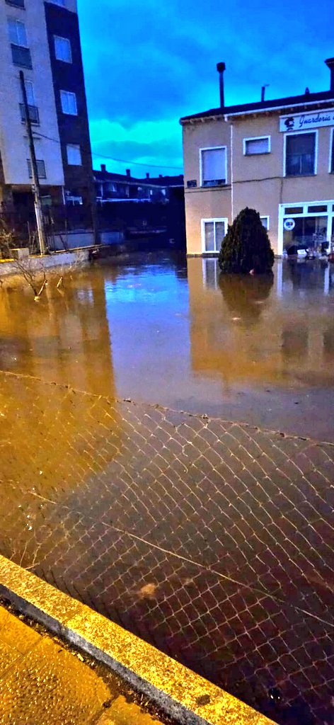 Meteoavila2's tweet photo. ⏰ 07:00h 📢 Actualización 
‼️ Crecida muy importante (por no decir histórica) del Río #Adaja a su paso por la ciudad de #Ávila.
⚠️ Inundada la zona de la Calle Padilla, Obispo Acuña, Plaza Toros.
🚨 Se está pidiendo sacar los coches de los garajes, sigan las instrucciones de los servicios de emergencia y extremen las precauciones