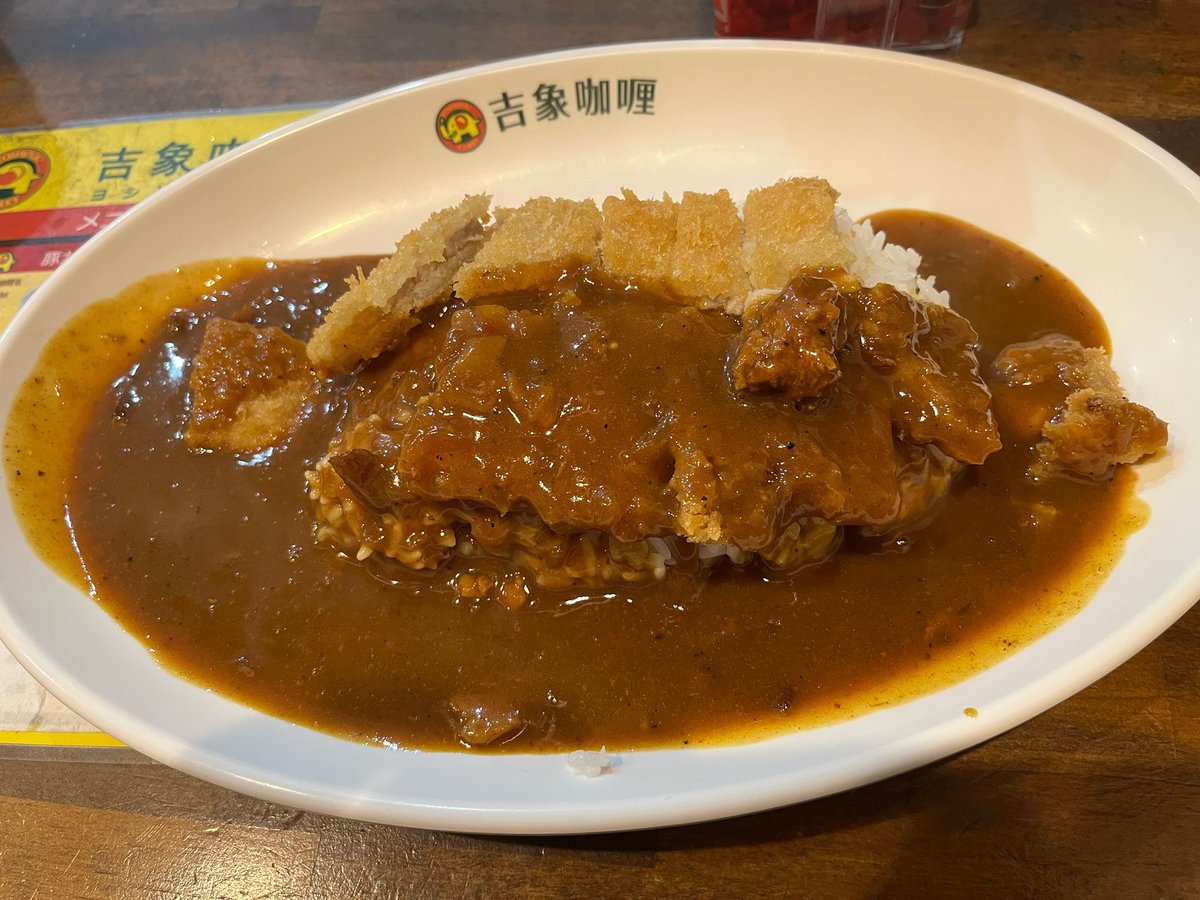 JunMakeMyWay's tweet photo. 今日も京都で。
仕事で京都まで来ています。ランチは、吉象カレーでトンカツカレーを。ムチャクチャ美味かったです🍛
その後、お伺いした先は嵯峨嵐山だったのですが、観光地の中にひっそりと会社があってビックリ。風情ある街並みが楽しめ、また機会を作って遊びにきたいと思いました。 https://t.co/G8Z2h75tmi