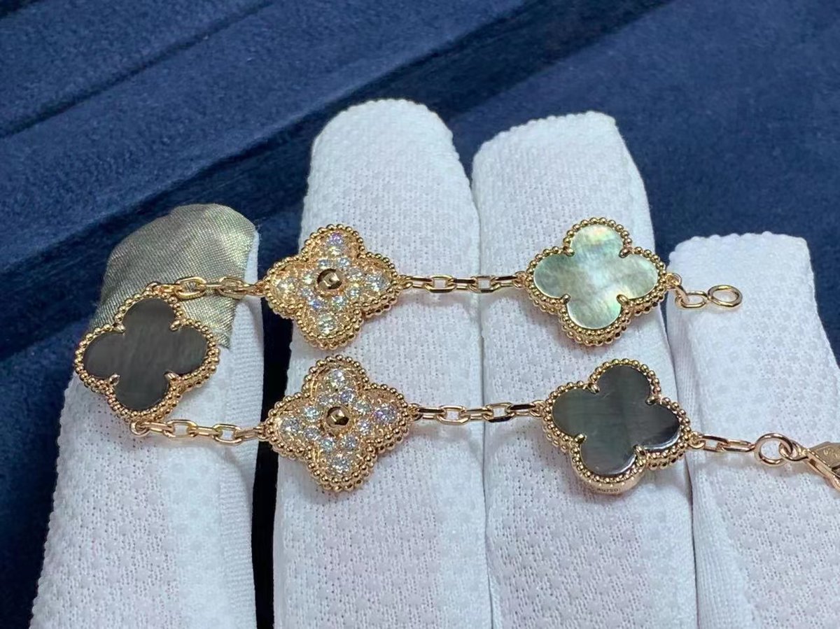 custom_brands's tweet photo. Experience the ultimate elegance with our customized jewelry, featuring the finest rose gold bracelet with dazzling diamonds. for more information Visit us https://t.co/fPVS7sh1Y7 now

#CustomJewelry #RoseGoldBracelet #DiamondJewelry #LuxuryAccessories #FineJewel https://t.co/9JxAcqg5Le