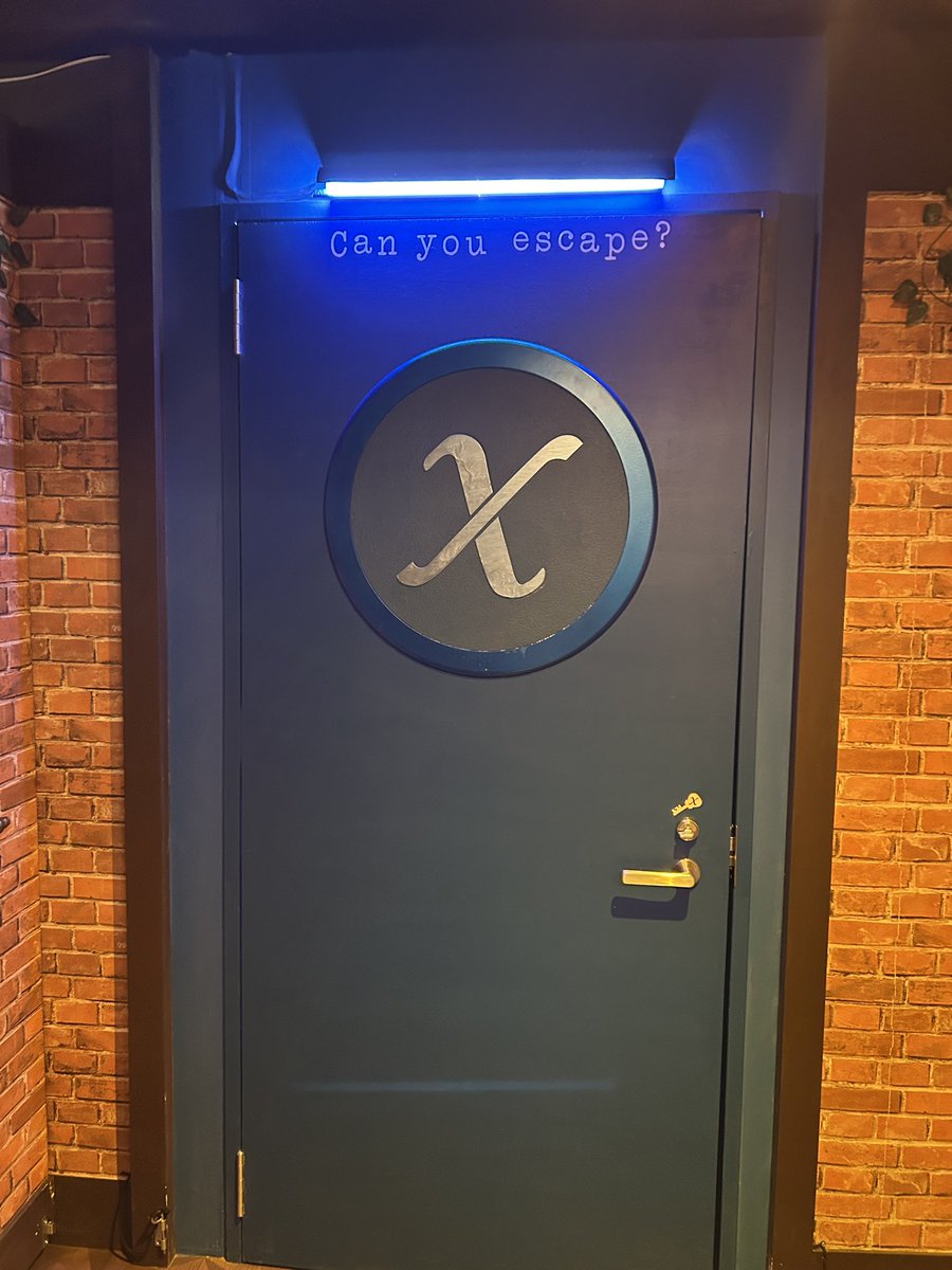 めっちゃ面白かった！！
初めてのルーム型謎解きだったけど、ルーム型ならではの謎という感じ
脱出は出来なかったけど大満足
 #BLUE脱出