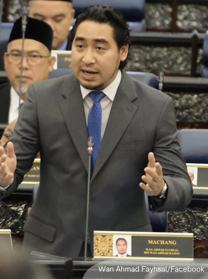 NewsBFM's tweet photo. Pusat Komas reported that Parliament recorded the highest number of racial discrimination cases last year, accounting for 28 out of 73 incidents.

A significant number of these cases involved PN MPs, including repeat offenders Ahmad Fadhli Shaari and Wan Ahmad Fayhsal.

🧵1 https://t.co/TJi6i0A976