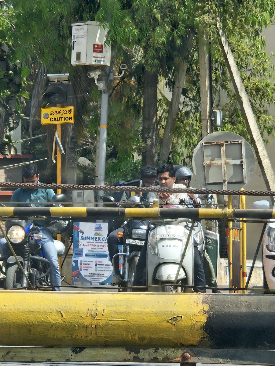 iamSkris's tweet photo. There is a divider and people crowd the other side so it makes everything chaotic after the train passes. @blrcitytraffic @BlrCityPolice . Please take action . Because of people not following rules , this road is always packed. 
Location - Shetihalli railway cross
Pin -560015 https://t.co/PrKkqCZLdI