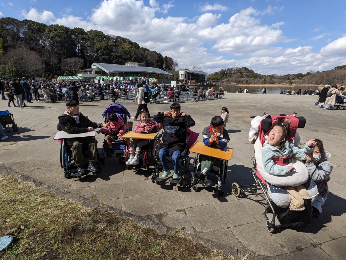 こんにちは！先日はかみなり⚡あられ、雪❄雨☂曇り晴れ☀すべての天気を一日で体験しちゃう摩訶不思議な一日でした！
そして春がやってきました～♪公園へ和太鼓を聞きに行きました。
みんな太鼓の音に大興奮!!楽しい一日でした