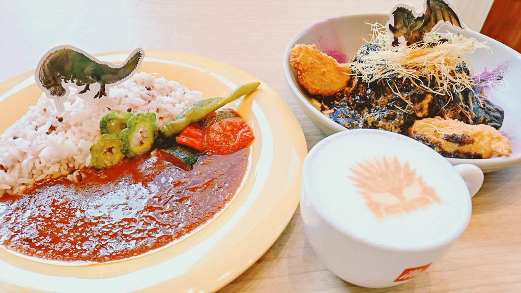 MARY_MyWay's tweet photo. 当たらないから自作したこの子と今までの持ってぇ〜、一狩り行って食ってきたぁ✨

ＶＲマリー:あ、ちんだ

淡路の事もあって正直迫力満点でびっくりしたし、あんな大きいのと対峙するハンターすごぃ！

興奮したし、めちゃおいしかったー！

#モンハン大狩猟展
#カプコンカフェ https://t.co/AxD9EeX11J