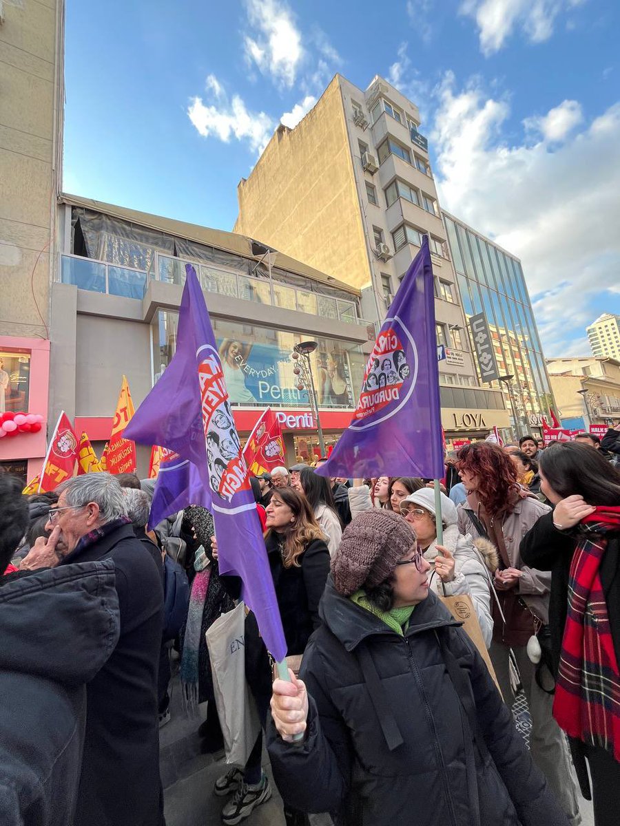 CHP İzmir İl Örgütünün çağrısıyla dün ÖSYM Önündeydik. Ekrem İmamoğlu’nun hukuksuzca diplomasının iptal edilmesi gözaltına alınmasına karşı hep birlikte eylemdeydik. 

Kazanılmış haklarımıza dokunulmasına da, halkın iradesinin gasp edilmesine de izin vermeyeceğiz.