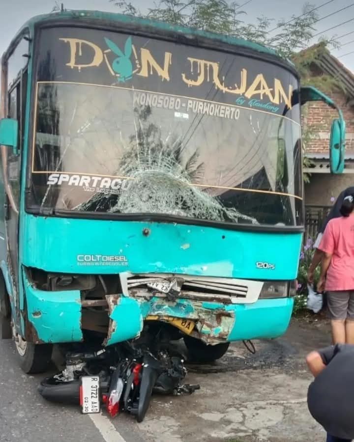 Seorang pengendara motor tewas adu banteng dengan bus di jalan raya Banjarnegara Mandiraja jumat (21/3) sekitar pukul 08.00WIB. #radarbanyumas