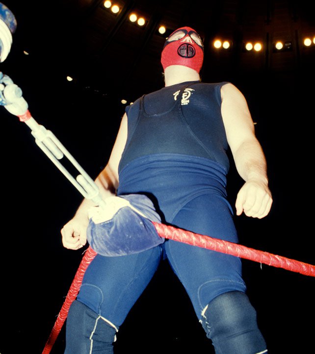 WWFWrestling1's tweet image. 📸 The Executioner ahead of the opening bout at the inaugural WrestleMania at Madison Square Garden, March 31, 1985. #WWF #WWE #BuddyRose