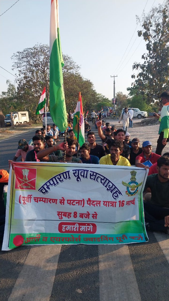 chhotus59735191's tweet photo. हजारों की संख्या में युवा रोड 😔

#PendingSenaBharti https://t.co/aCNyWbzbFI