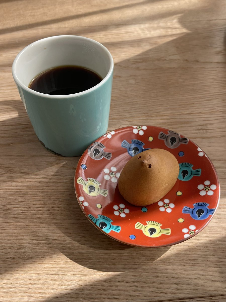 syumokuzameF's tweet image. 本日、息子高校一年生で一緒に学んできたクラス最終日！午後部活もあるからお弁当持っていきました🍙
クラス男子みんなで、打ち上げで夕飯🌀🍣に行くんだって😆✨✨
明日はもう新クラス発表…展開早い👀
#イマソラ
#銘菓ひよこ で一休み🐥✨✨