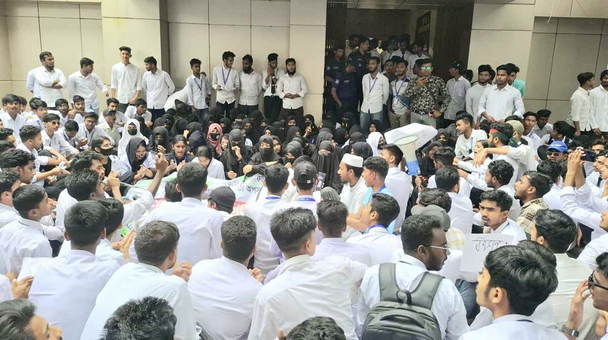 কোটা বাতিলের দাবি ক্লাস-পরীক্ষা বর্জন করে আন্দোলনে নওগাঁ পলিটেকনিক শিক্ষার্থীরা