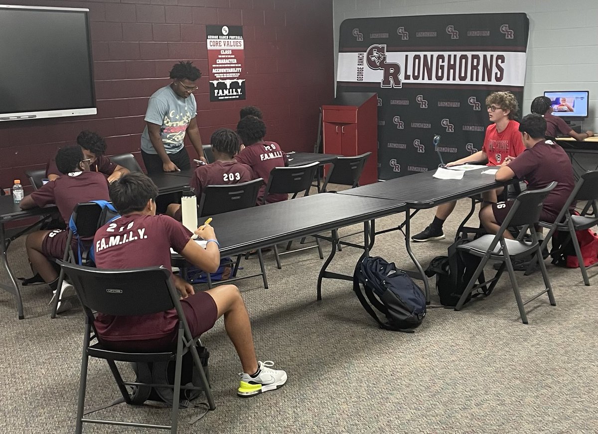 ⁦<a href="/JoshuaRichardsn/">Joshua Richardson</a>⁩ and “Jack” Greene tutoring our ⁦<a href="/GRHS_Football/">GRHS Football</a>⁩ freshman. ⁦<a href="/WeAreGRHS/">@WeAreGRHS</a>⁩ ⁦<a href="/pinkpatterson/">Heather Patterson</a>⁩ ⁦<a href="/CoachADutch/">Coach Alicia Dutch</a>⁩