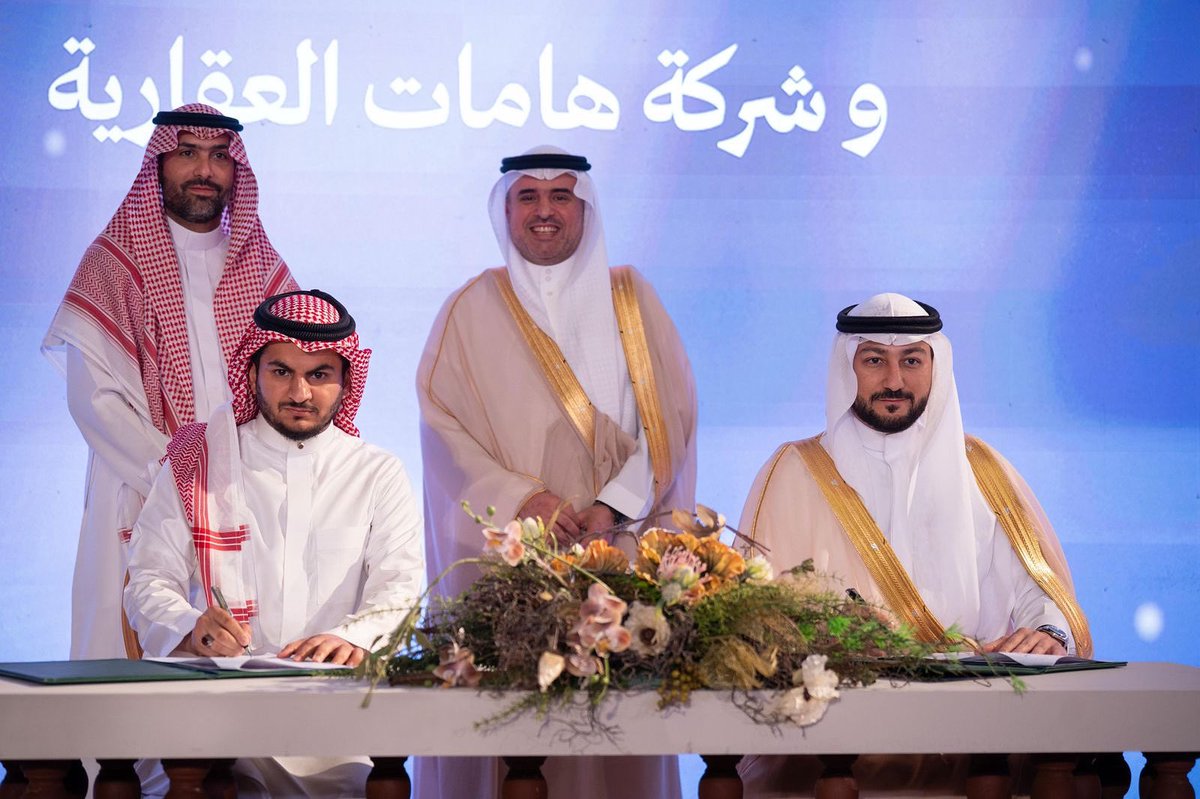 وقعت شركة #هامات مذكرة تفاهم مع شركة البلد الامين لرعاية مركاز البلد الامين النسخة الثالثة بحضور معالي أمين العاصمة المقدسة مساعد الداود.

تأتي هذه الرعاية كشراكة بين القطاع العام والخاص في المساهمة لإبراز #مكة كوجهة عالمية وتحقيق الاستدامة في الارتقاء بالخدمات المقدمة لسكان