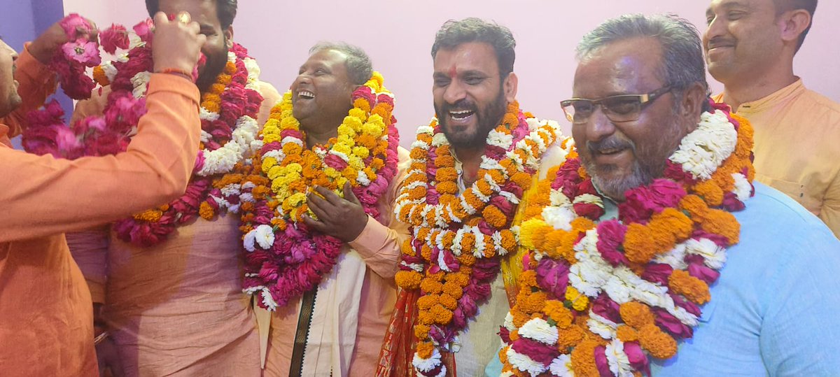 rahulsona23's tweet photo. @XhR5WO41YcFZCS2 
नवनिर्वाचित जिला अध्यक्ष भाजपा औरैया भाई सर्वेश कठेरिया जी को उनके आवास जाकर बड़े भैया अभय सेंगर जी ने बधाई और शुभकामनाएं प्रेषित की। https://t.co/29AKnDvk10