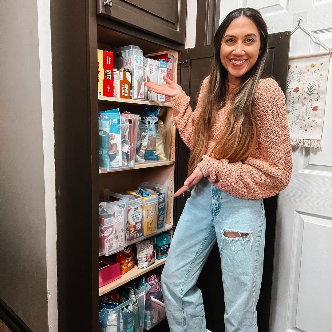 Sterilite_Corp's tweet image. Hope used our Narrow, Medium, and Wide Shelf Bins to give her Pantry a much needed storage solution!  The variety of sizes that the bins come in are perfect for bulky boxes and all the snacks!🌟 #HomeStorage #Declutter #StorageSolutions #Sterilite