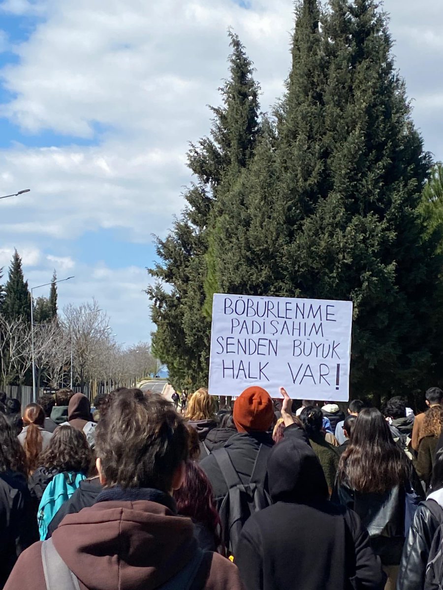 📍Dokuz Eylül Üniversitesi

“Böbürlenme padişahım senden büyük halk var!”

#sokağa