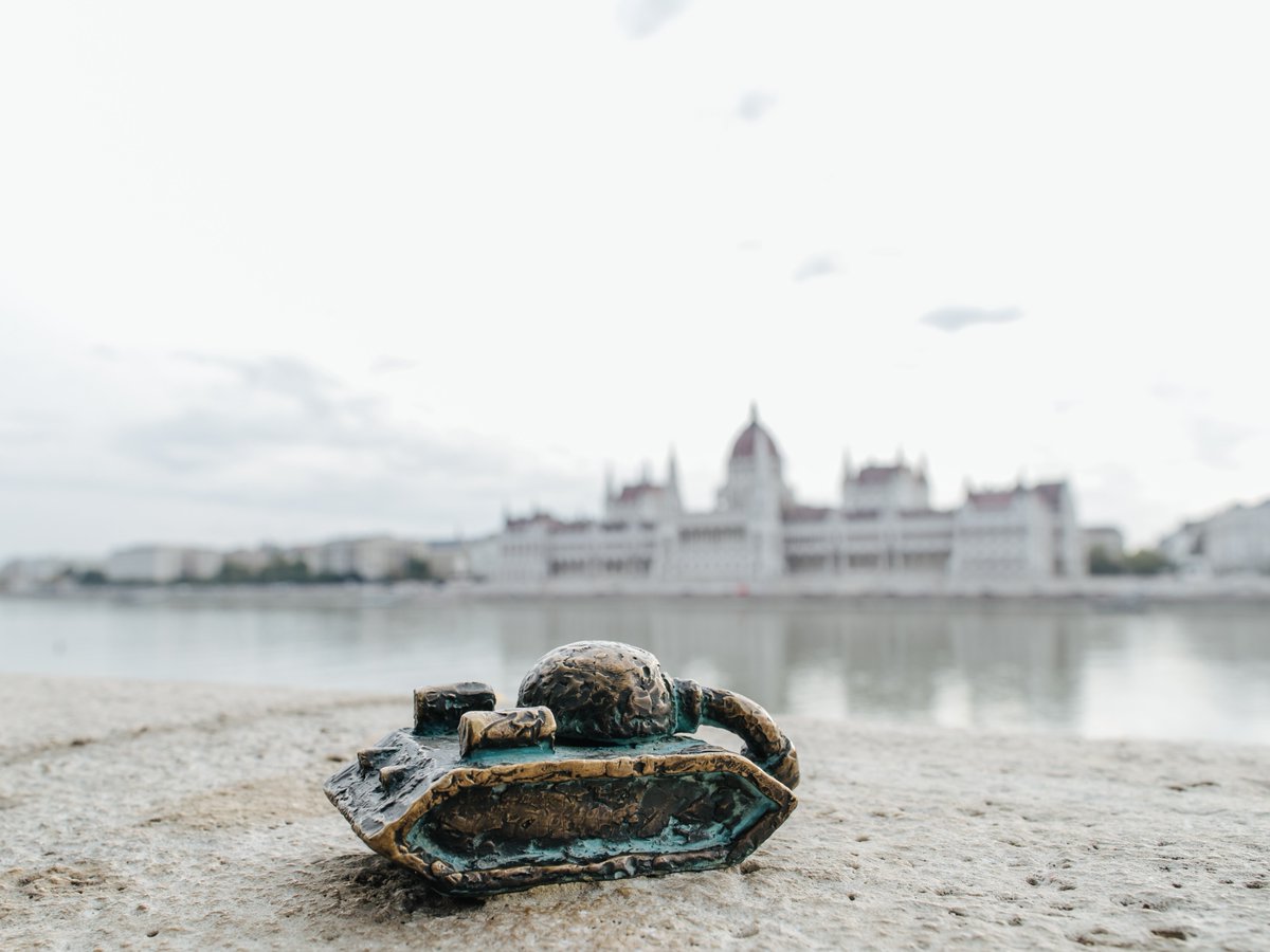 Hidden gems in Budapest!

The popular urban guerrilla sculptor, Mihajlo Kolodko, has placed many cool and adorable mini sculptures around Budapest. Can you find them all? Here are some examples to look for!
🗿🔍👀

#visithungary #hungary #budapest