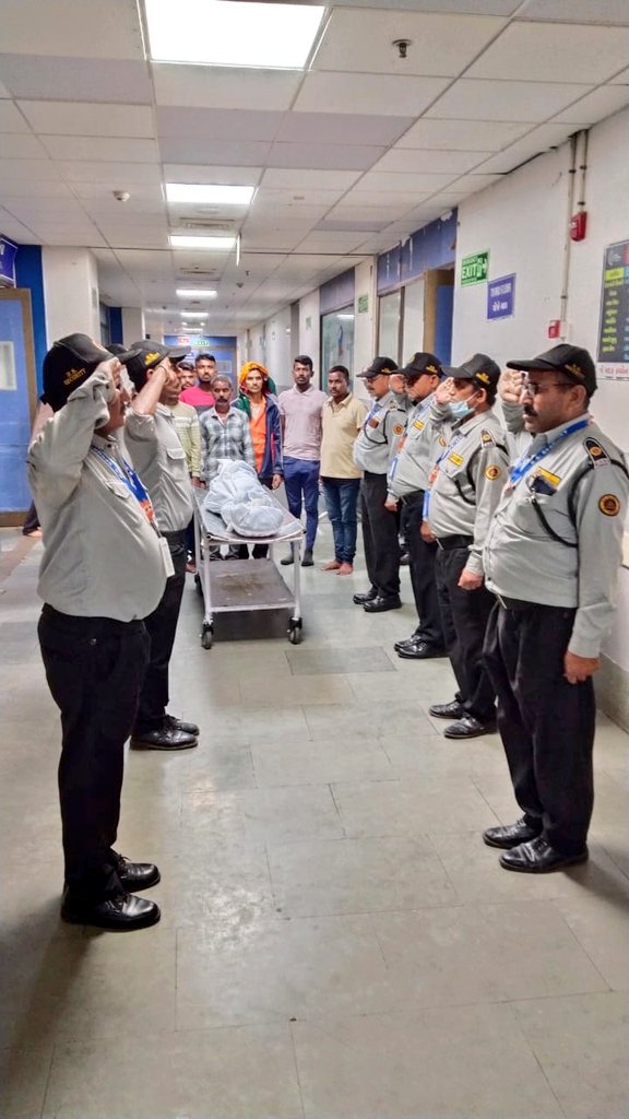 જીવતા તો લોકોના જીવ બચાવ્યા પરંતુ મૃત્યુ બાદ પણ જરૂરતમંદોને નવજીવન આપતી દીકરી !!

મૂળ ઉત્તર પ્રદેશના રહેવાસી અને ઘણા સમયથી અમદાવાદના ઓઢવ ખાતે વસવાટ કરતા તેમજ S.M.S. હોસ્પિટલમાં ઓટી આસિસ્ટન્ટ તરીકે ફરજ બજાવતા 19 વર્ષિય સોનમબેન પાલ નું ગંભીર અકસ્માત થતાં બ્રેઇન ડેડના કારણોસર એમના