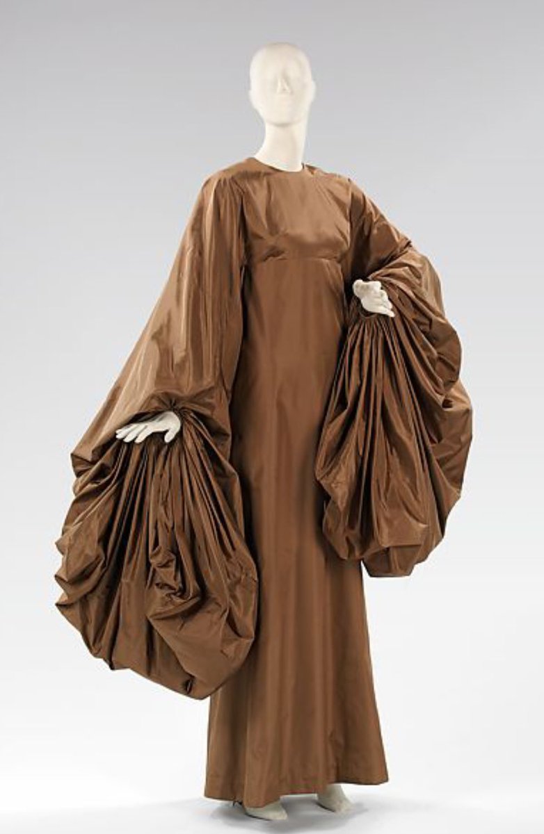 MadameGilflurt's tweet photo. Shoplifting sleeves, courtesy of #MadameGrès (1969). It’s #frockingFabulous, and don’t you dare say otherwise. #fashionhistory via the Met. https://t.co/ndIfYzT6B1