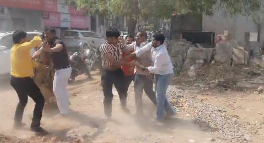 bstvlive's tweet image. 🚨 कानपुर : प्लॉट पर कब्जा करने पहुंचा दबंग राजेश सिंह 🚨
👊 दर्जन भर साथियों के साथ पहुंचे राजेश सिंह
💥 राजेश सिंह ने महिला पर किया पथराव
👨👩👦 महिला के साथ बेटे, पति की भी पिटाई
📍 कल्याणपुर के पनकी रोड चौकी का मामला
#Kanpur #RajeshSingh #LandGrab #Violence #PoliceInvestigation…