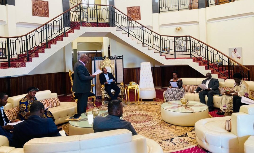 The King of Tooro, <a href="/KingOyoOfficial/">His Majesty King Oyo of Tooro Kingdom</a> ,has hosted a meeting with Tooro's Mps to discuss key developmental issues, including  unity of political leaders ,  fight for what’s rightfully for the kingdom &amp; to lead sensitization drives against HIV, Ebola and environmental degradation.